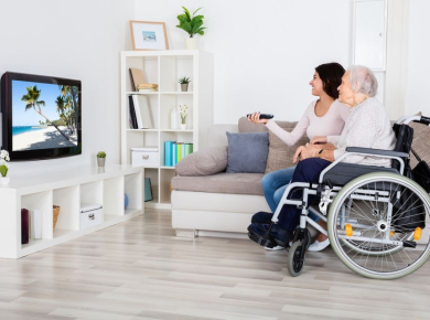Tư vấn chọn mua tivi phù hợp cho gia đình có người lớn tuổi