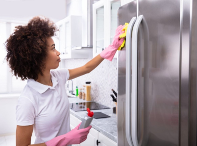Hướng dẫn tẩy vết keo dính trên tủ lạnh đơn giản, hiệu quả