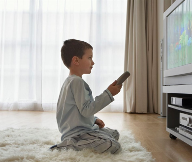 Tác hại khôn lường khi cho trẻ vừa ăn vừa xem tivi