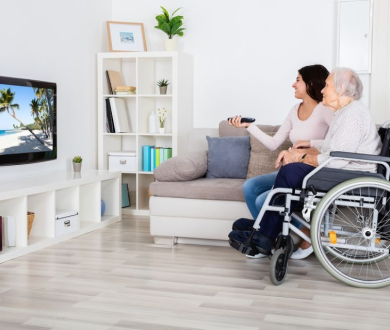 Tư vấn chọn mua tivi phù hợp cho gia đình có người lớn tuổi