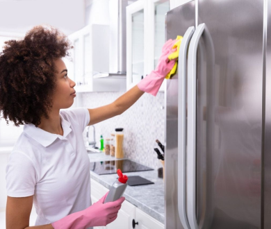 Hướng dẫn tẩy vết keo dính trên tủ lạnh đơn giản, hiệu quả