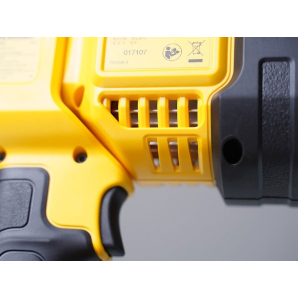 Đèn LED dùng pin DeWalt 20V Max DCL043N-KR - Chưa pin, sạc
