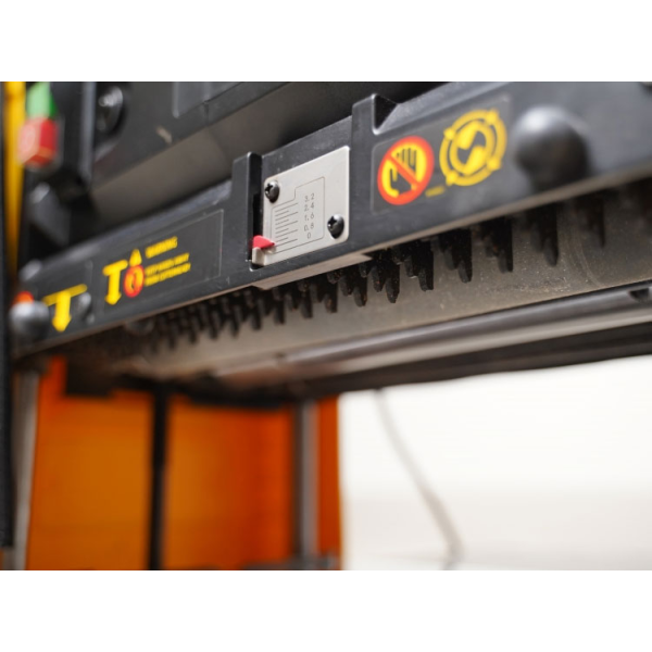 Máy bào cuốn để bàn 1800W Stanley STP18-B1