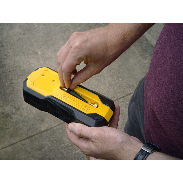 Máy bơm hơi dùng pin Stanley SXIF0101 (có đèn led, sạc dự phòng)