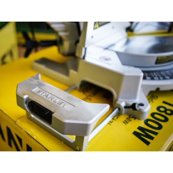 Máy cưa đa góc trượt 1.800W Stanley SM18-B1