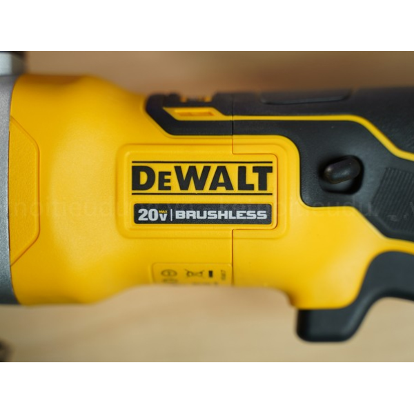 Máy cưa gỗ dùng pin Dewalt DCS571N-KR - Chưa pin sạc