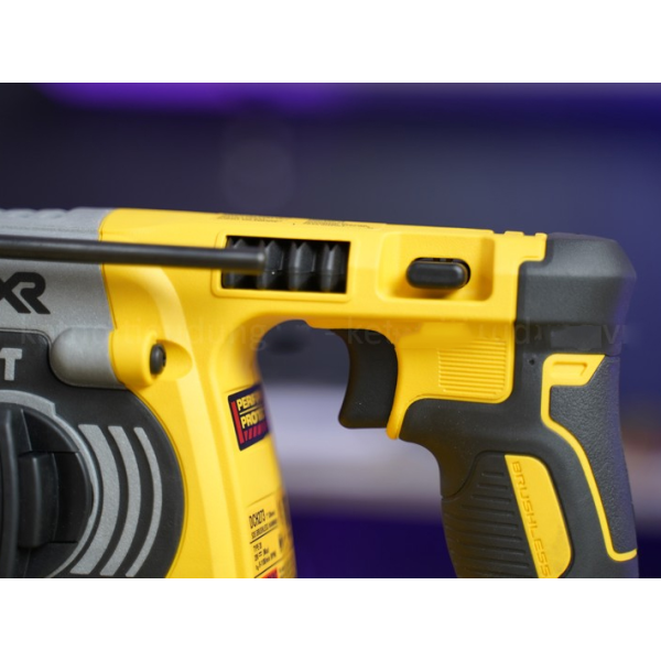 Máy khoan búa dùng pin 20V Dewalt DCH273BM2