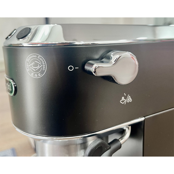 Máy pha cà phê Delonghi EC685.BK/R