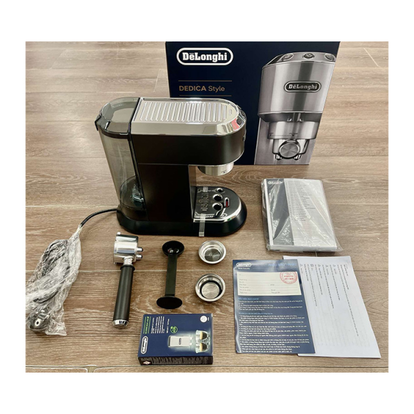 Máy pha cà phê Delonghi EC685.BK/R