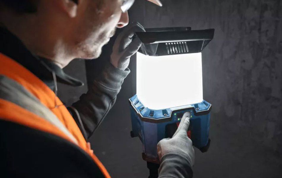 Đèn pin công trường Bosch GLA 18VH-7500 Solo 06014A5001 (chưa pin, sạc)