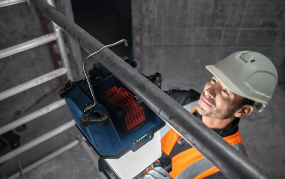 Đèn pin công trường Bosch GLA 18VH-7500 Solo 06014A5001 (chưa pin, sạc)