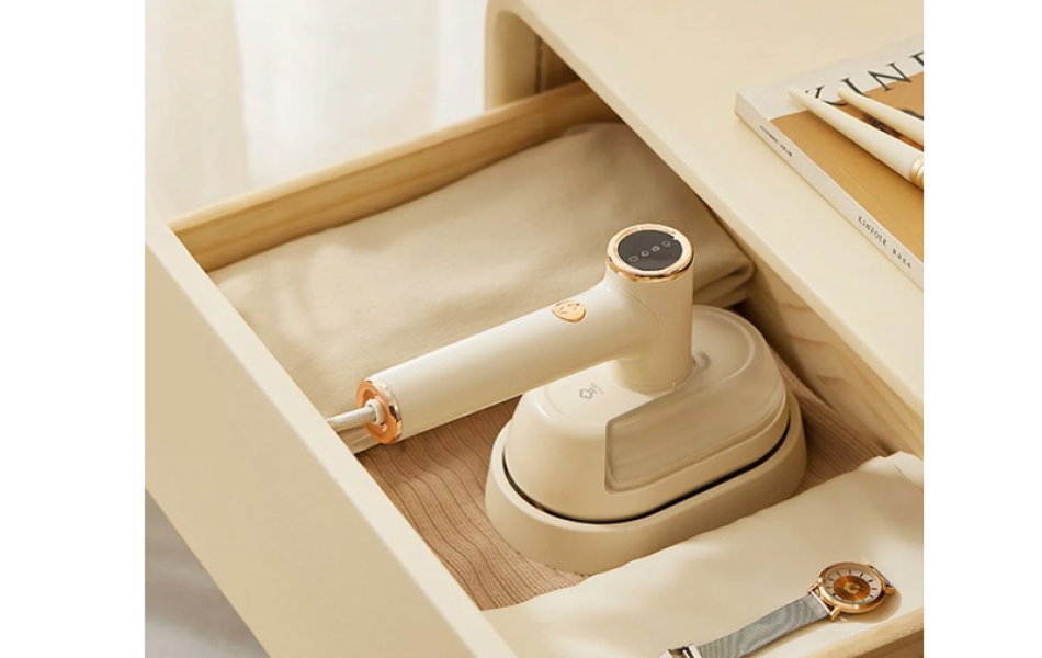Bàn ủi hơi nước cầm tay Bear GTJ-A12Z2 Trắng Ngà