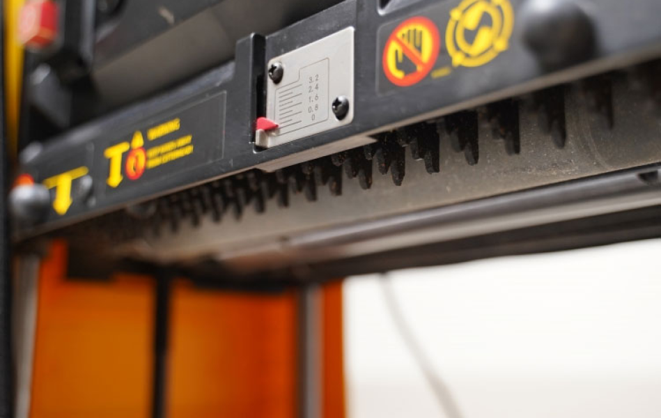 Máy bào cuốn để bàn 1800W Stanley STP18-B1