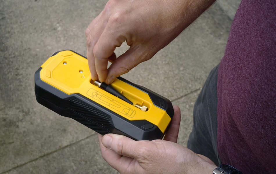 Máy bơm hơi dùng pin Stanley SXIF0101 (có đèn led, sạc dự phòng)