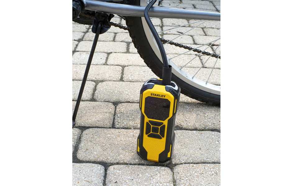 Máy bơm hơi dùng pin Stanley SXIF0101 (có đèn led, sạc dự phòng)