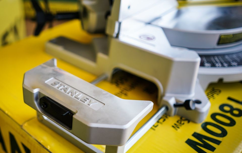 Máy cưa đa góc trượt 1.800W Stanley SM18-B1