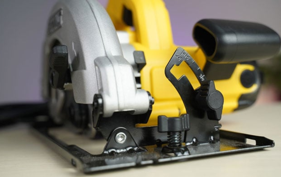 Máy cưa đĩa 185mm DeWalt DWE561-B1