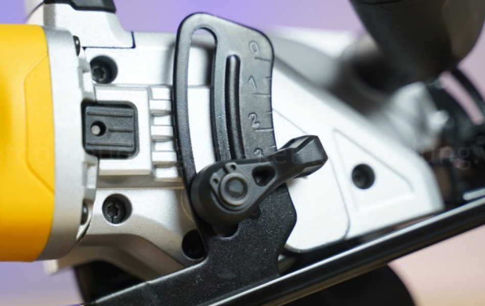 Máy cưa gỗ dùng pin Dewalt DCS571N-KR - Chưa pin sạc