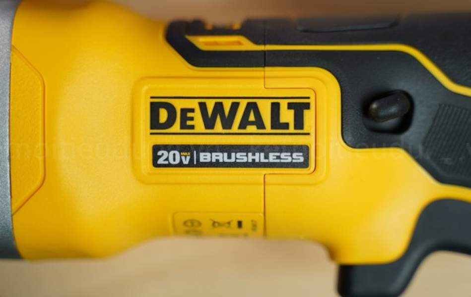 Máy cưa gỗ dùng pin Dewalt DCS571N-KR - Chưa pin sạc
