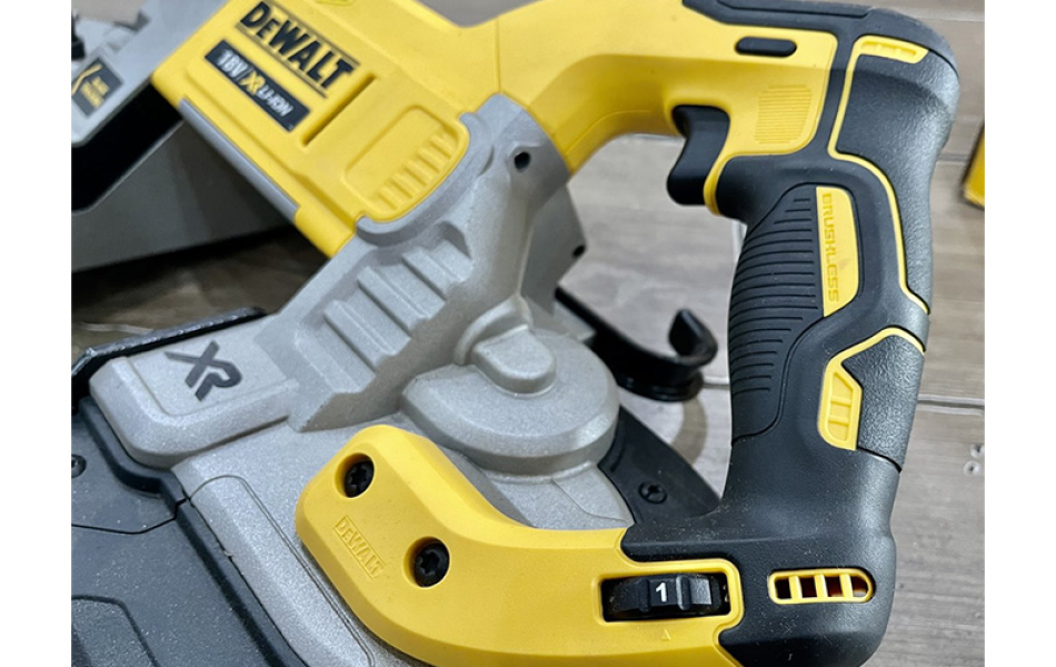 Máy cưa vòng dùng pin Dewalt DCS374N-KR - Chưa pin và sạc