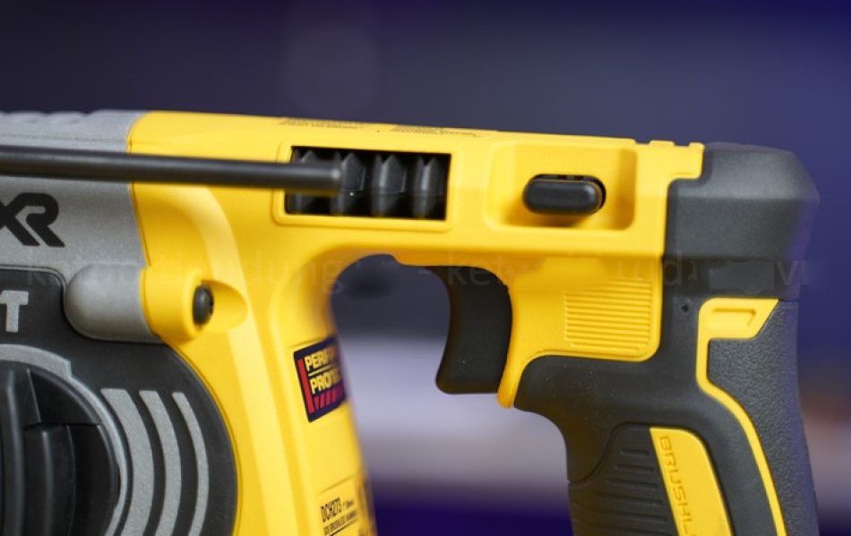 Máy khoan búa dùng pin 20V Dewalt DCH273BM2