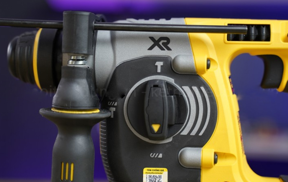 Máy khoan búa dùng pin 20V Dewalt DCH273BM2