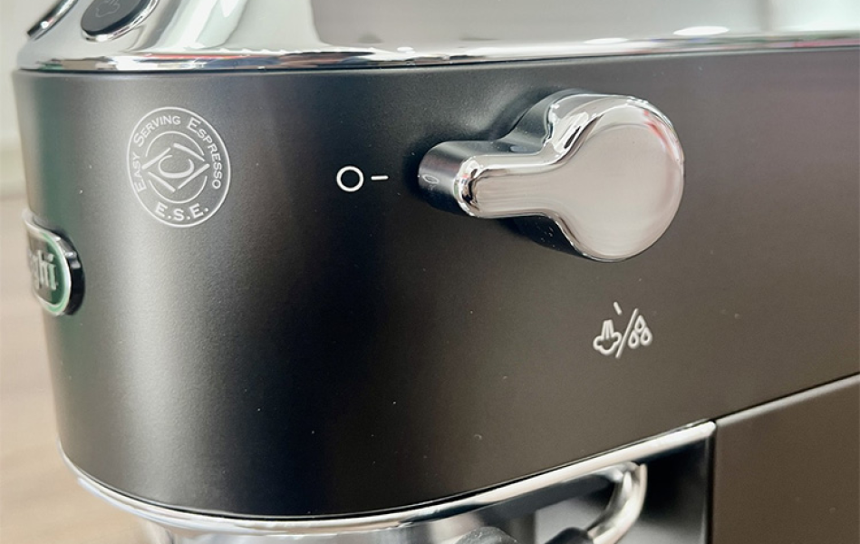 Máy pha cà phê Delonghi EC685.BK/R