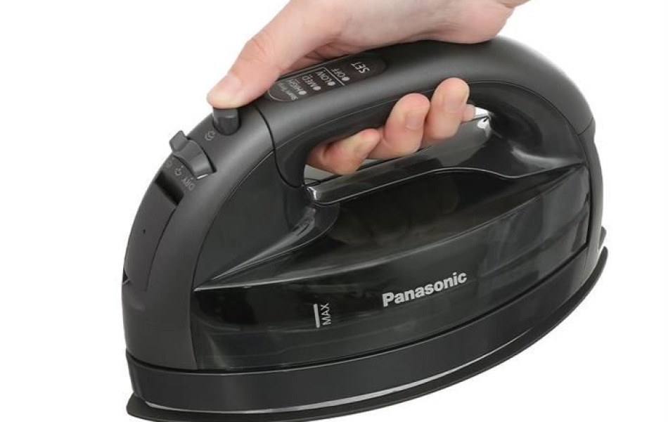 Bàn ủi hơi nước Panasonic NI-WL55KRA