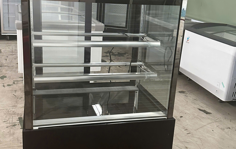 Tủ Bánh Kem Inox Lightcool 90CM 312L DG-900Z Kính Vuông Đen