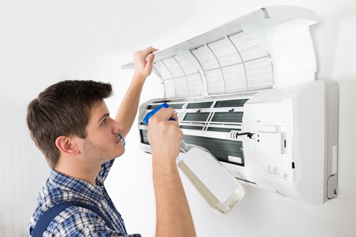 vệ sinh máy lạnh có mùi hôi khó chịu