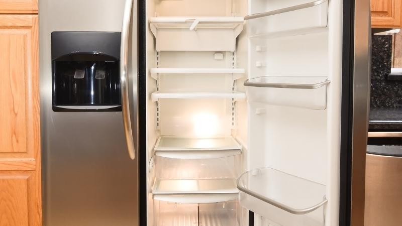 Hướng dẫn tẩy vết keo dính trên tủ lạnh đơn giản, hiệu quả