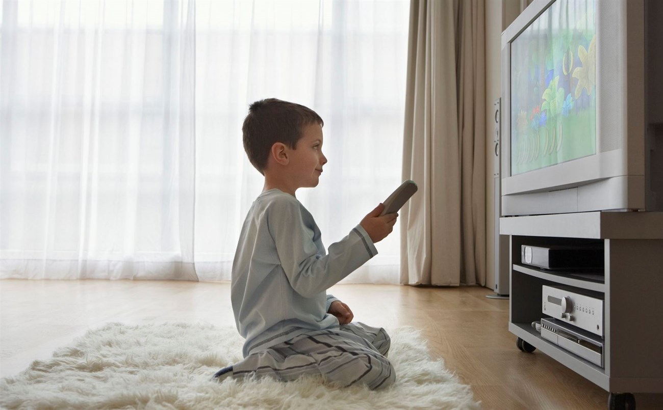 Tác hại khôn lường khi cho trẻ vừa ăn vừa xem tivi