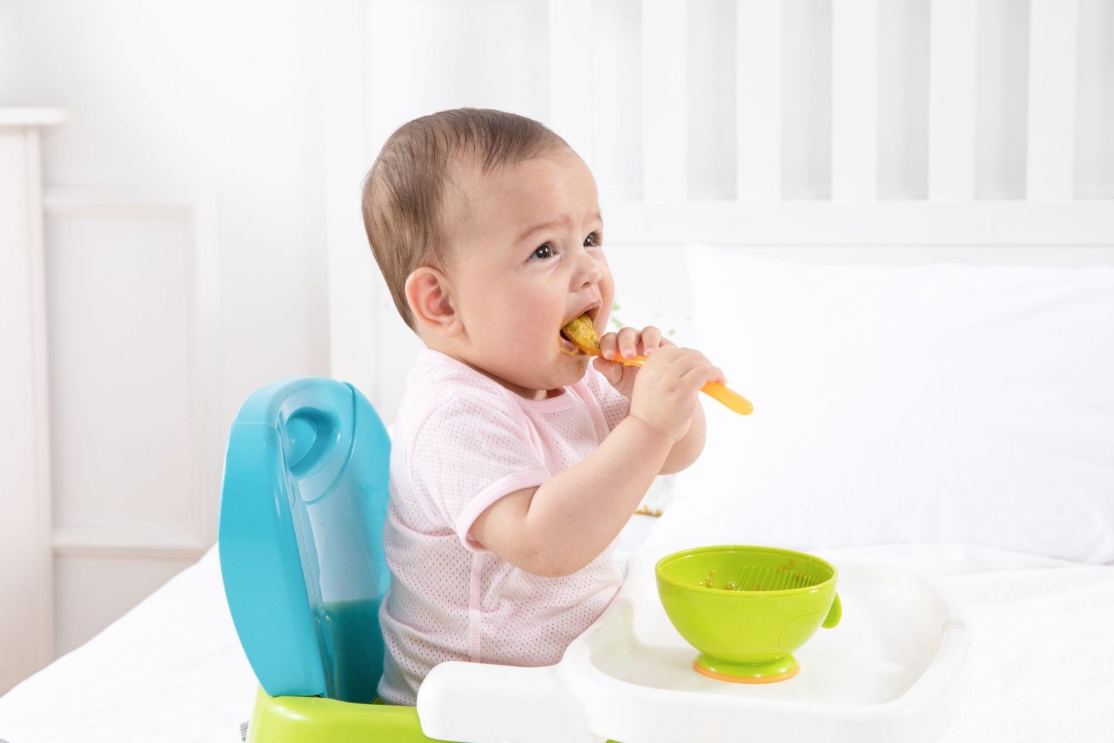 Tác hại khôn lường khi cho trẻ vừa ăn vừa xem tivi