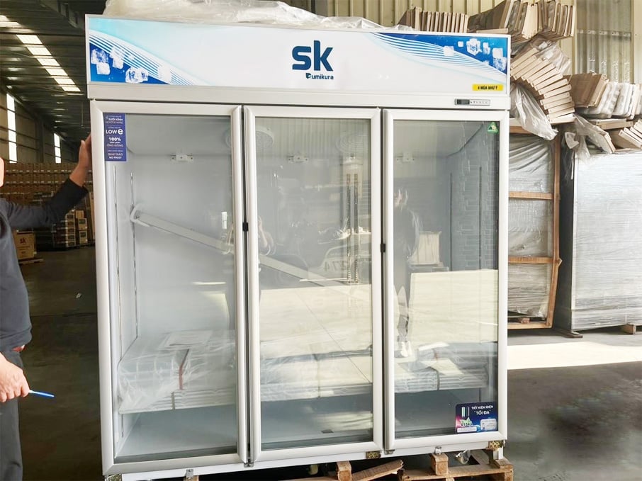 Tủ đông đứng mặt kính Sumikura SKSC-180HZ3 1.800 lít