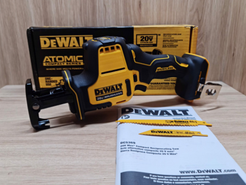 Máy cưa kiếm dùng pin Dewalt DCS369B