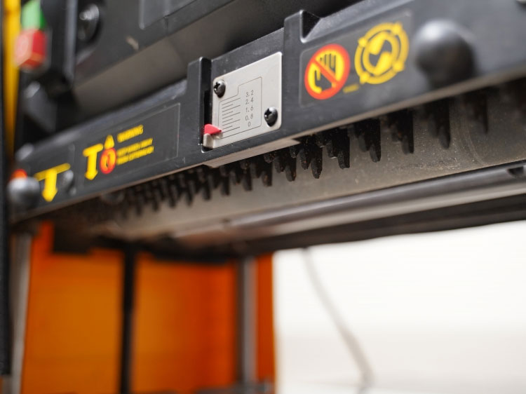 Máy bào cuốn để bàn 1800W Stanley STP18-B1