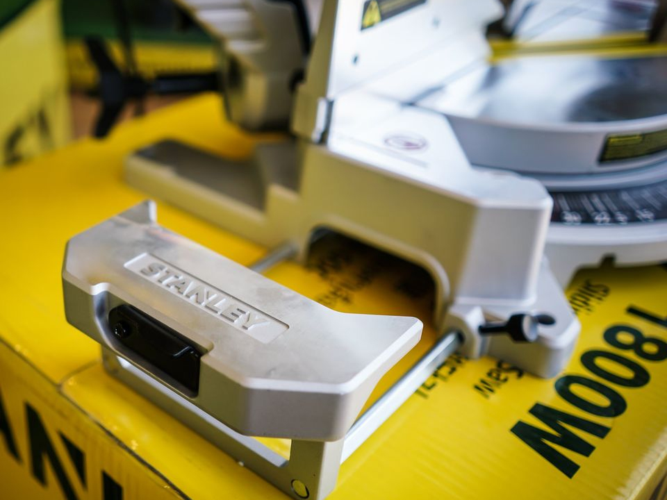 Máy cưa đa góc trượt 1.800W Stanley SM18-B1