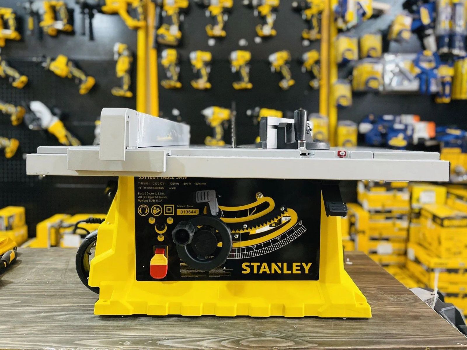 Máy cưa bàn Stanley SST2001-B1 - 2.000W