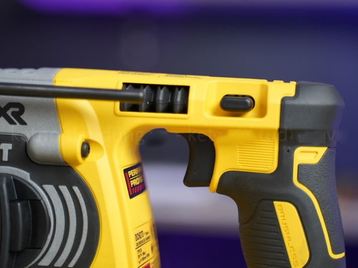 Máy khoan búa dùng pin 20V Dewalt DCH273BM2