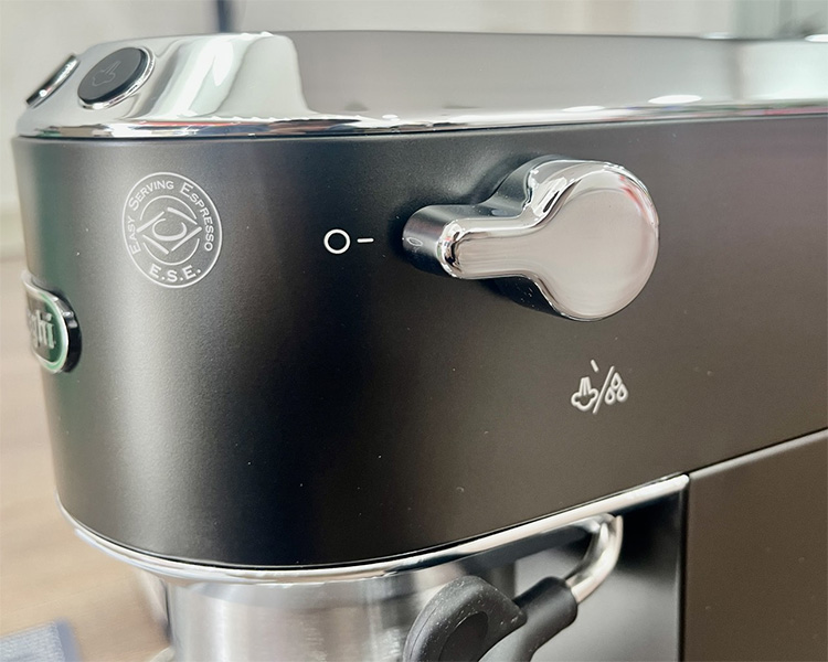 Máy pha cà phê Delonghi EC685.BK/R