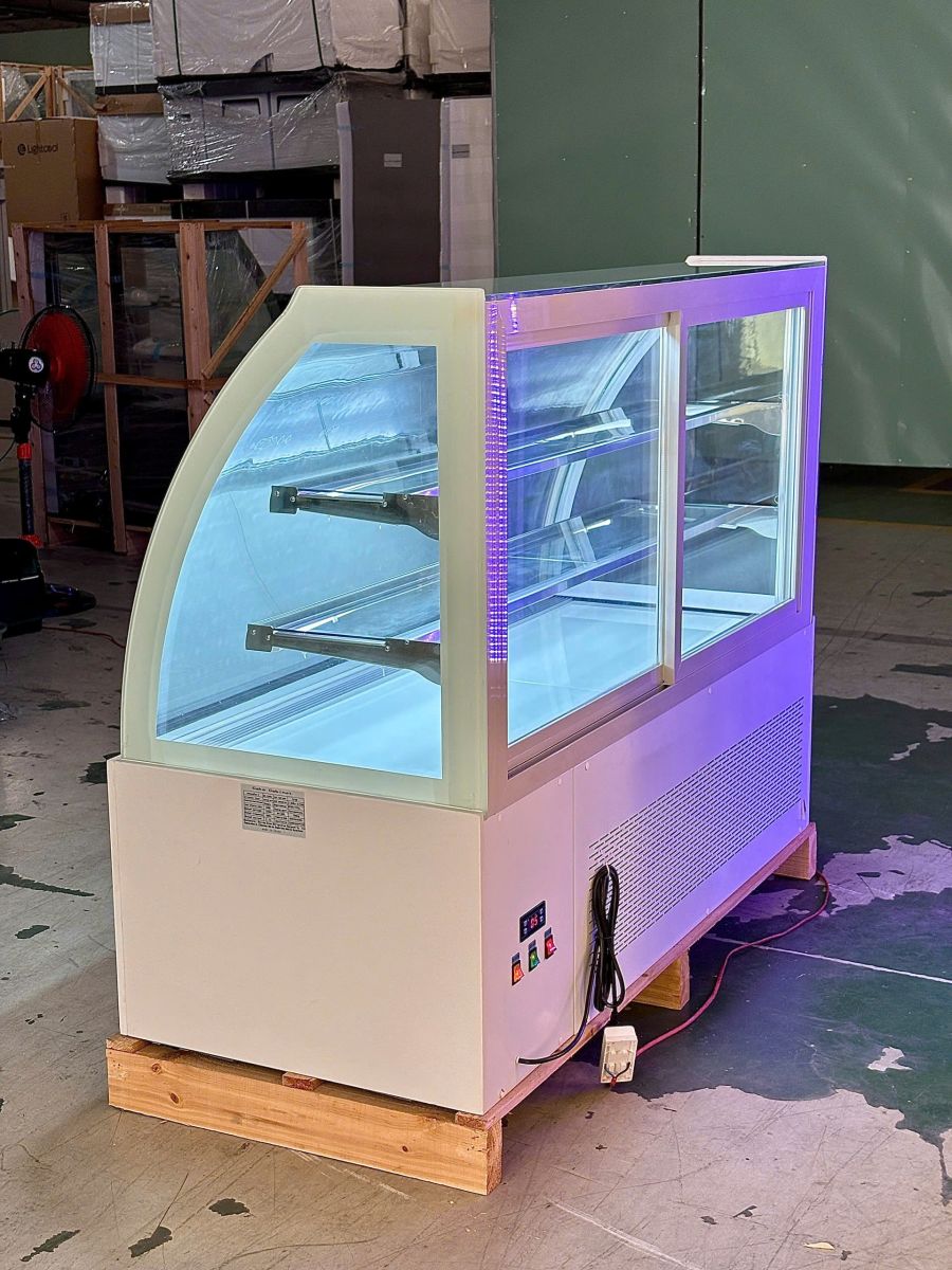 Tủ bánh kem Lightcool Kính Cong 1m8 DG-1800Y